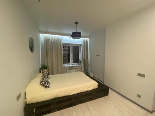 Живём в съёмной квартире уже второй год - безумно ее мы любим, но кажется что в спальне очень пусто. 01