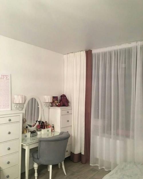 Квартира студия молодой девушки, которую она решила разделить на две части. 07