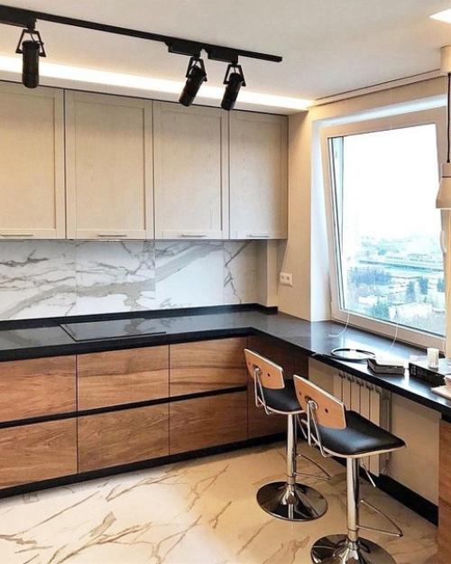 Когда я просила обычную скромную кухню для себя, мой муж сделал все наоборот и украсил ее различными декоративными элементами.