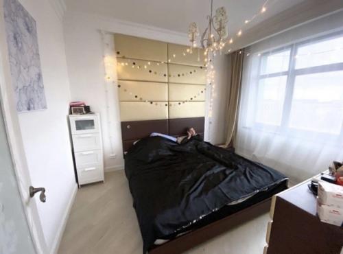 У этой девушки риэлтора свой особый подход к сдаче жилья. 01