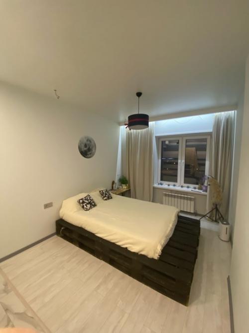 Живём в съёмной квартире уже второй год - безумно ее мы любим, но кажется что в спальне очень пусто.