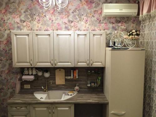 Такая кухня у нас вышла, стена обделали искусственным камнем, плитка из гипса. 05