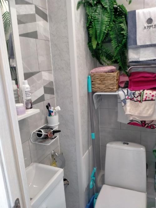 Я живу вместе с моей маленькой дочерью в небольшой квартире площадью 22 квадратных метра. 06