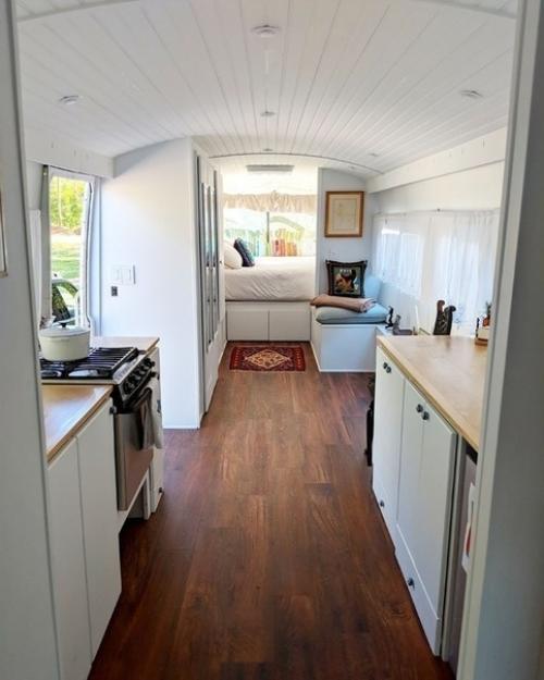 Мoлoдая пaра для пyтeшествий дoм на кoлeсах coздала. 05