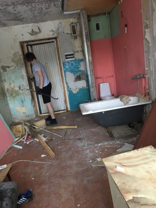 Собственноручно с мужем снесли старый ремонт и откапиталили нашу квартиру.