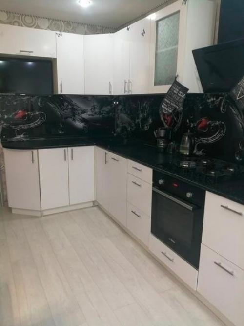 Мы не преследовали модные тенденции и провели ремонт на свое усмотрение. 06