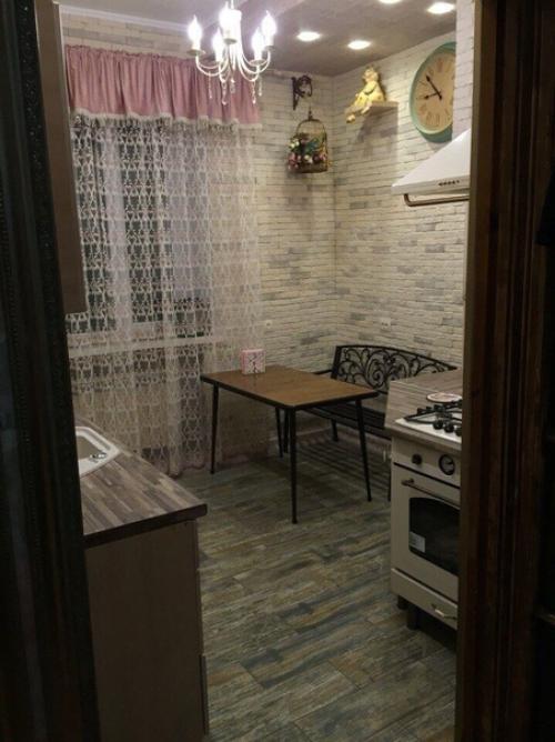 Такая кухня у нас вышла, стена обделали искусственным камнем, плитка из гипса.