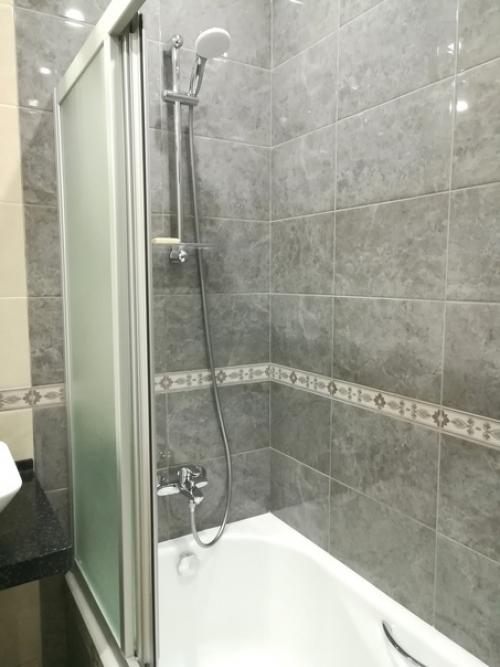 Недавно закончили ремонт в ванной комнате, получился вот такой дизайн. 05