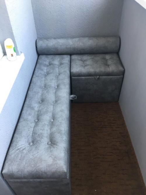 Вот и пригодились нам старые шкафчики, а то мы их выбрасывать собирались, а оказывается из них можно сделать отличные места для сидения. 01