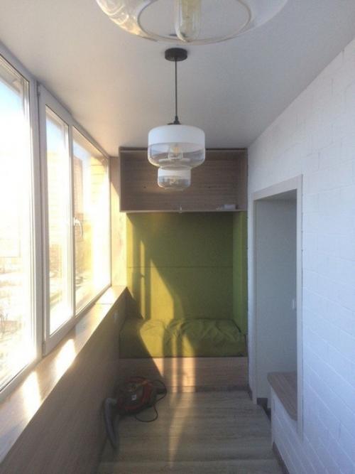 Оформили кухню с балконом все в одном стиле. 02