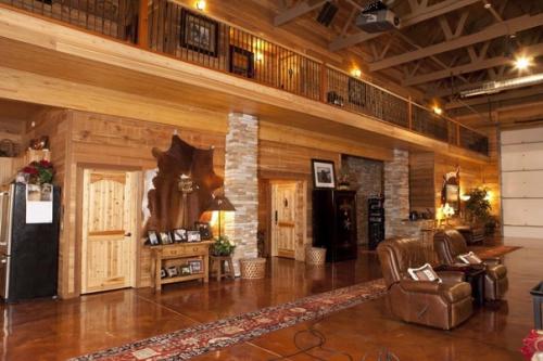 Тот момент, когда девушка при знакомстве спросила где ты живешь, а ты ответил ей что в амбаре. 04