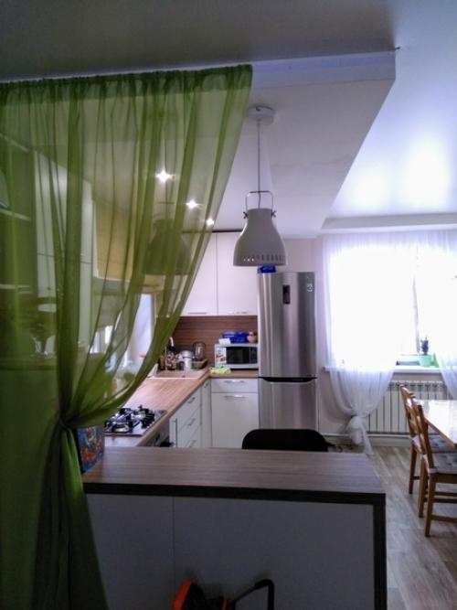 Вот такой кухонный гарнитур мы поставили в своей кухни - гостинной. 05