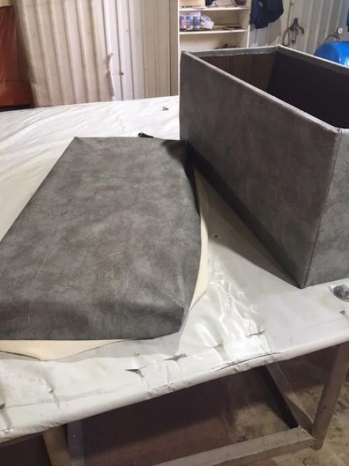 Вот и пригодились нам старые шкафчики, а то мы их выбрасывать собирались, а оказывается из них можно сделать отличные места для сидения. 09