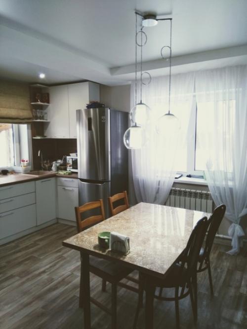 Вот такой кухонный гарнитур мы поставили в своей кухни - гостинной. 04