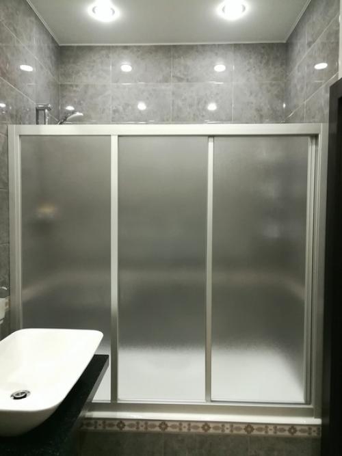 Недавно закончили ремонт в ванной комнате, получился вот такой дизайн. 01