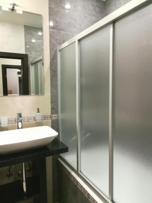 Недавно закончили ремонт в ванной комнате, получился вот такой дизайн. 06