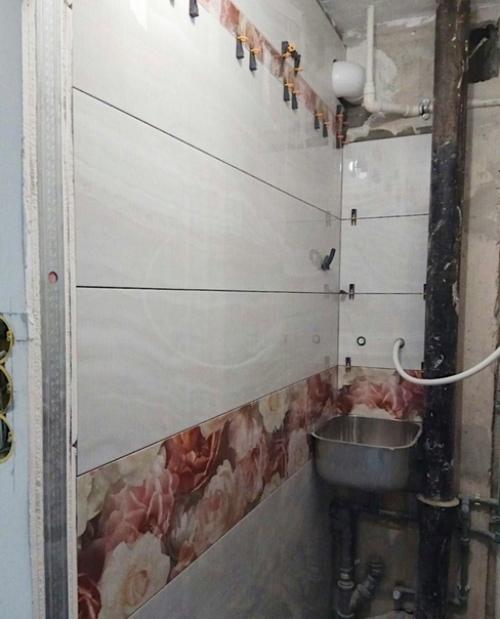 К сожалению, самой картинки, каким был туалет до ремонта нет, есть только фотография санузла после демонтажных работ. 04