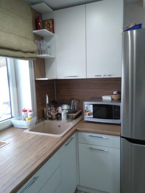 Вот такой кухонный гарнитур мы поставили в своей кухни - гостинной. 02