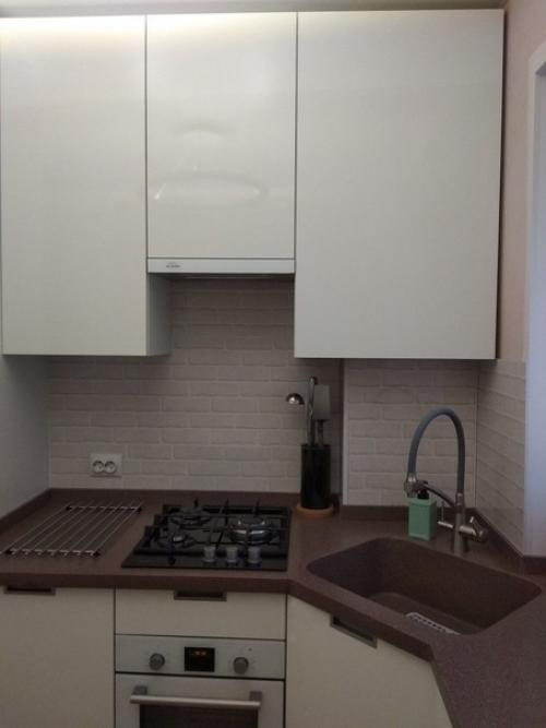 Так как кухня у нас совсем небольшая, то мы решили задействовать в ней все пространство, в том числе и окно. 02