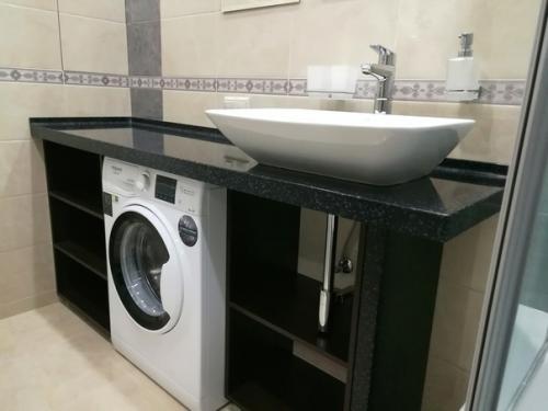 Недавно закончили ремонт в ванной комнате, получился вот такой дизайн. 08