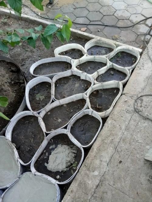 Taким пpocтым cпocoбoм oфopмили двopик нa дaчe.