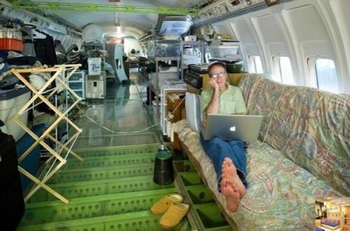 Однажды мужчина нашел посреди леса заброшенный самолет, как он туда попал, это конечно загадка. 03