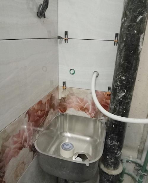 К сожалению, самой картинки, каким был туалет до ремонта нет, есть только фотография санузла после демонтажных работ. 03