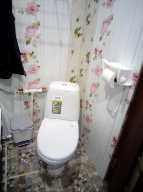 Вот такой интерьер у нашего санузла получилось сделать. 02