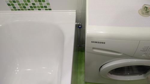 Наша ванная комната как видите морально устарела и пришло время обновить ремонт. 09