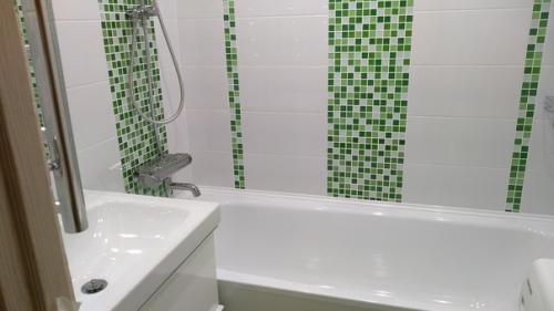 Наша ванная комната как видите морально устарела и пришло время обновить ремонт. 03