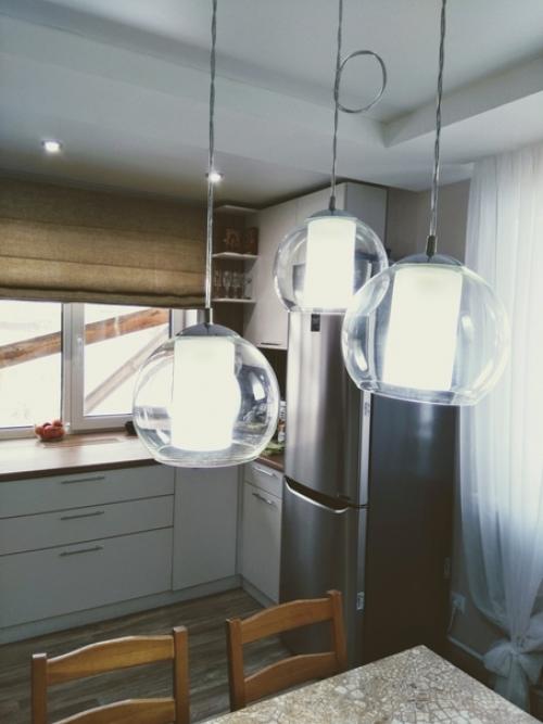 Вот такой кухонный гарнитур мы поставили в своей кухни - гостинной. 06