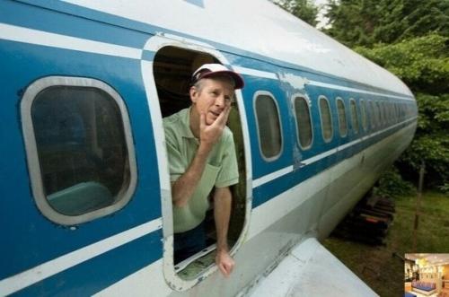 Однажды мужчина нашел посреди леса заброшенный самолет, как он туда попал, это конечно загадка. 01