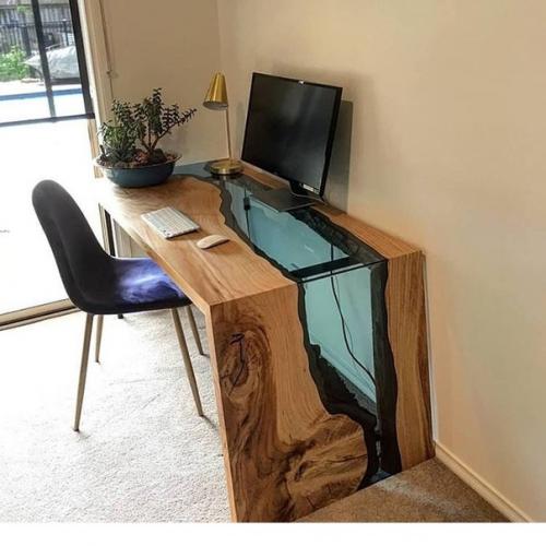 Сочетание эпоксидной смолы с деревом в изготовлении столов.