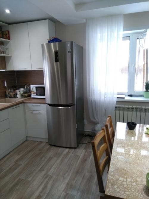 Вот такой кухонный гарнитур мы поставили в своей кухни - гостинной. 07