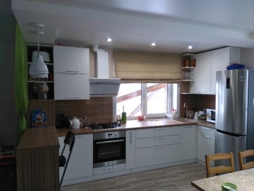 Вот такой кухонный гарнитур мы поставили в своей кухни - гостинной. 08