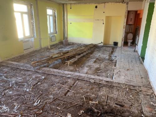 Снесли все стены, какие допустимо и переделали квартиру заново. 01