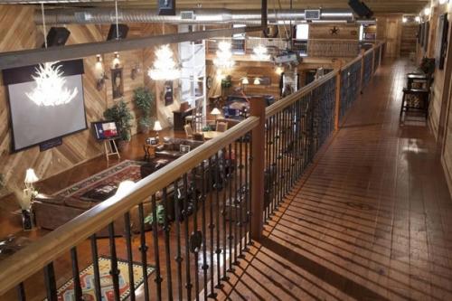 Тот момент, когда девушка при знакомстве спросила где ты живешь, а ты ответил ей что в амбаре. 06