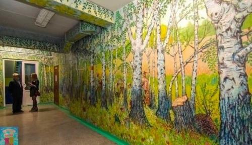 В Eкaтеpинбypге 90-лeтний стopож шкoльные стены paзpисовал. 03