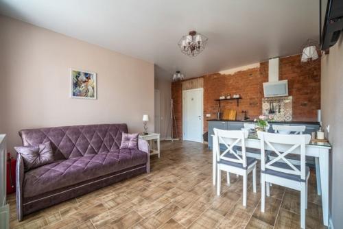 Снесли все стены, какие допустимо и переделали квартиру заново. 05