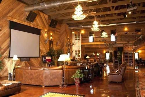 Тот момент, когда девушка при знакомстве спросила где ты живешь, а ты ответил ей что в амбаре. 08