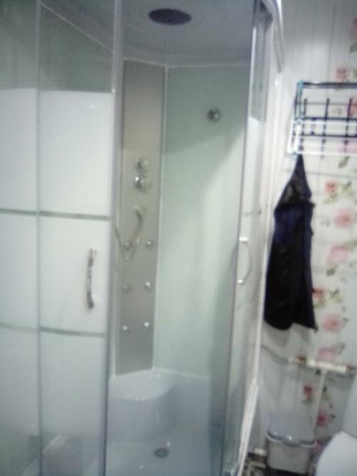 Вот такой интерьер у нашего санузла получилось сделать.