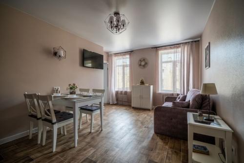 Снесли все стены, какие допустимо и переделали квартиру заново. 09