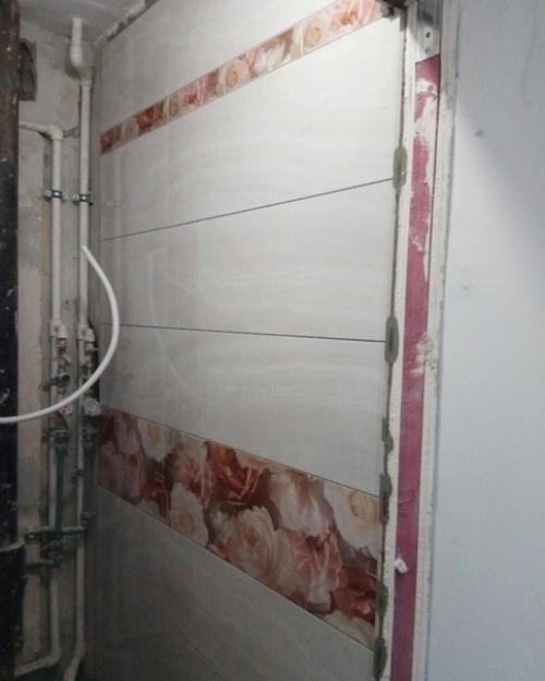 К сожалению, самой картинки, каким был туалет до ремонта нет, есть только фотография санузла после демонтажных работ. 02