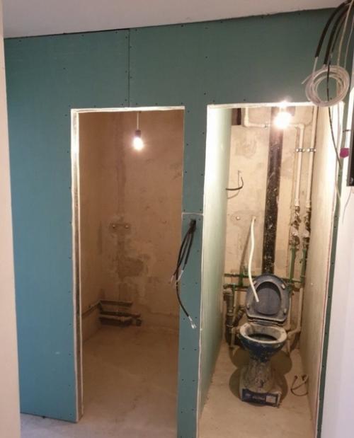 К сожалению, самой картинки, каким был туалет до ремонта нет, есть только фотография санузла после демонтажных работ. 01