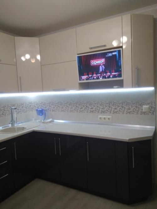 Интерьер моей кухни с яркой подсветкой.