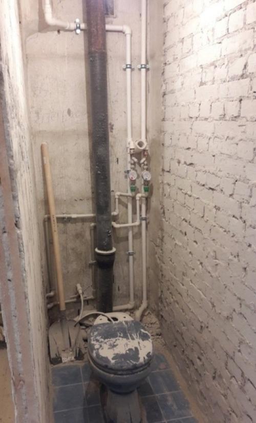 К сожалению, самой картинки, каким был туалет до ремонта нет, есть только фотография санузла после демонтажных работ.