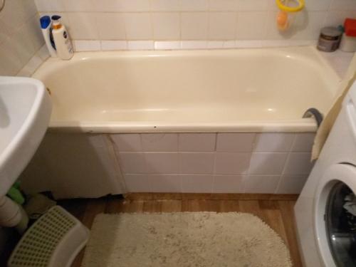 Наша ванная комната как видите морально устарела и пришло время обновить ремонт.