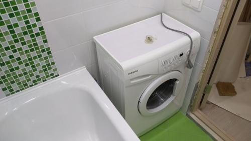 Наша ванная комната как видите морально устарела и пришло время обновить ремонт. 08