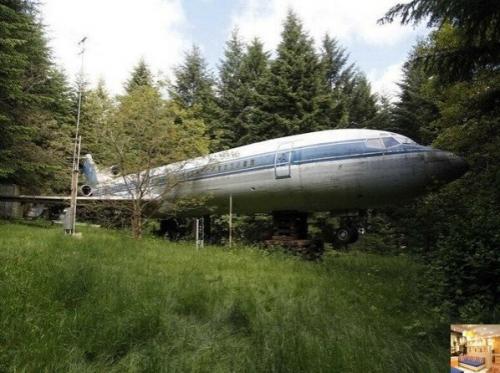 Однажды мужчина нашел посреди леса заброшенный самолет, как он туда попал, это конечно загадка.