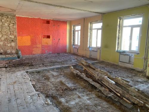 Снесли все стены, какие допустимо и переделали квартиру заново.